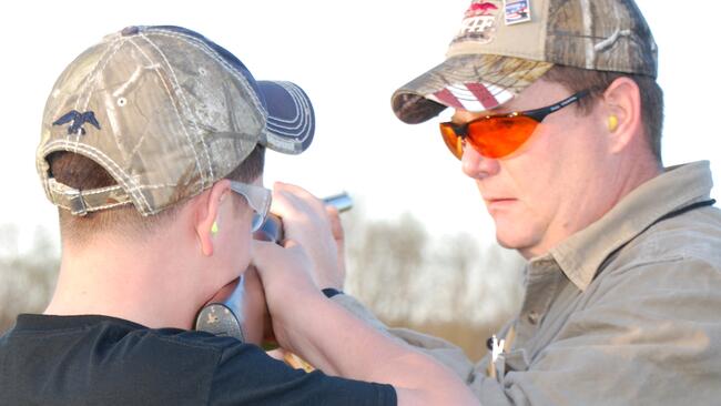 Lonnie Van Pelt assisting a 4-H member